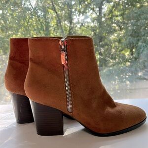PRE-OWNED WOMEN NINE WEST FAUX SUEDE ANKLE BOOTS. Size 9M MEDIUM/ COLOR BROWN